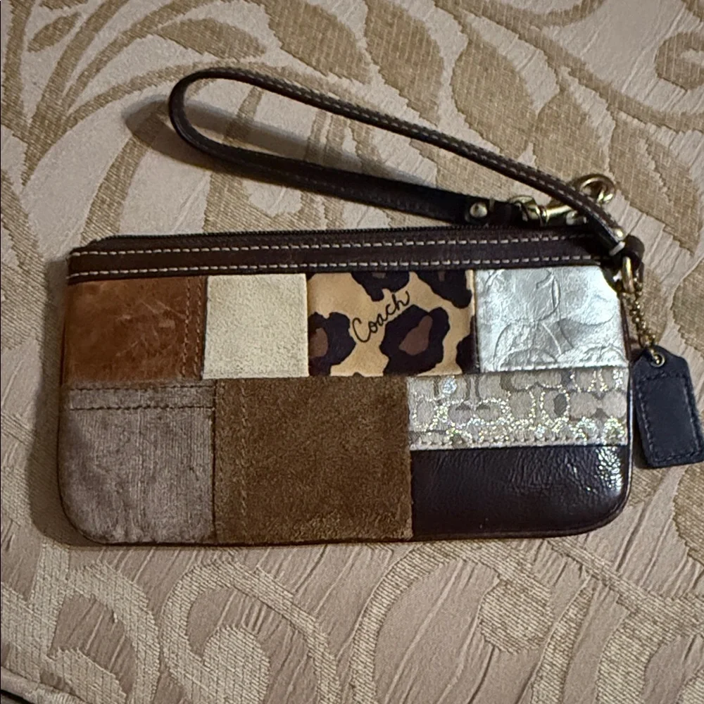 Coach Vintage Signature Patchwork wristlet preowned - Picture 2 of 16